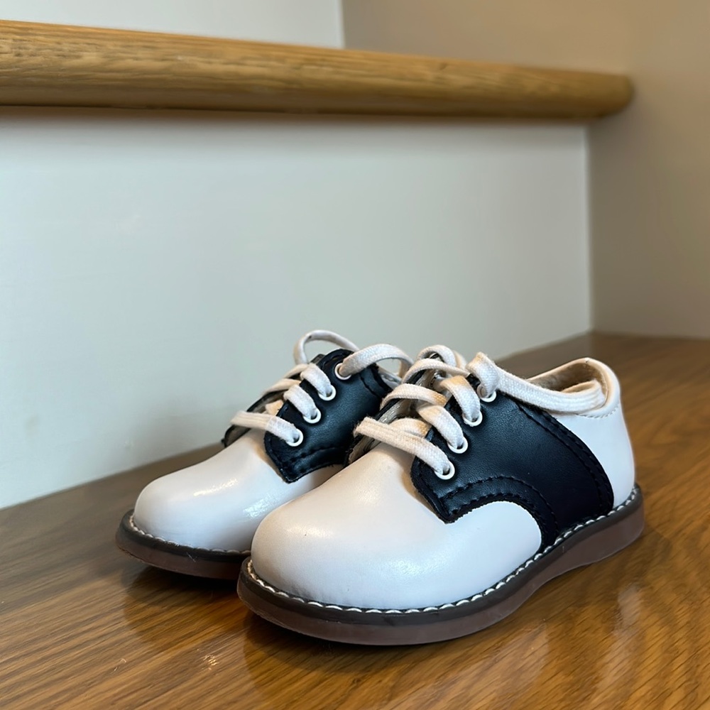 Footmates Saddle Shoes size 4 little boy